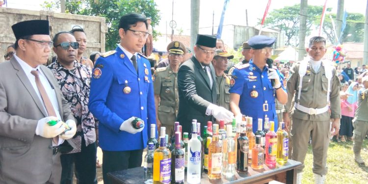 Ribuan Botol Miras dan Rokok Ilegal Dimusnahkan di HUT Satpol PP 