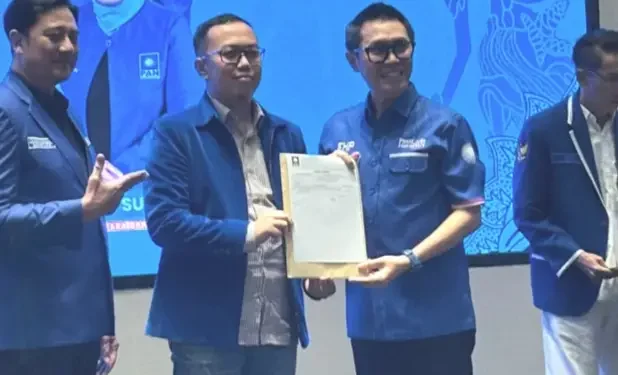 Eko Patrio Serahkan SK Penetapan Hendi Mulyana Jadi Ketua DPD PAN Cianjur