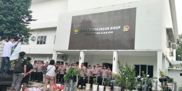 Mahasiswa Demo DLH Cianjur, Nilai Pengelolaan Sampah Belum Baik