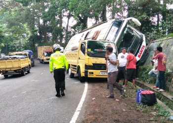 Hindari Sebuah Truk, Bus Terguling di Cugenang  