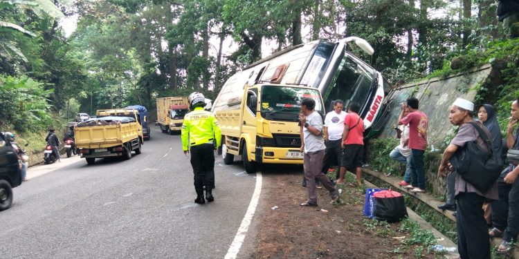 Hindari Sebuah Truk, Bus Terguling di Cugenang  