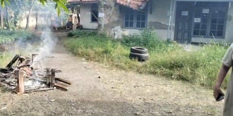 Diduga Jadi Tempat Transaksi Obat Terlarang, Sebuah Rumah di Haurwangi Disegel Warga