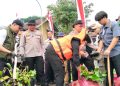 Polres Cianjur Kolaborasi Bersihkan Sampah dan Eceng Gondok di Cirata