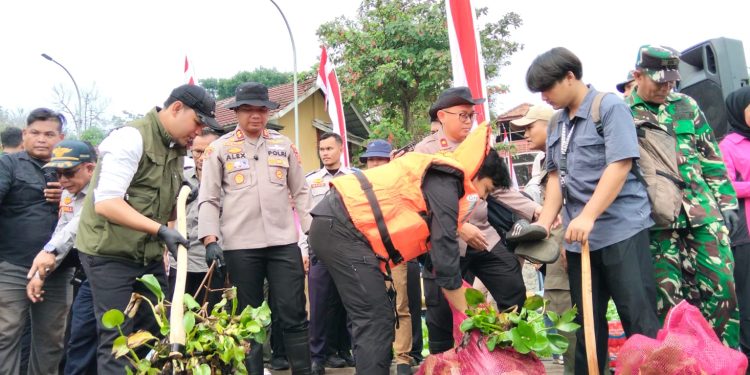 Polres Cianjur Kolaborasi Bersihkan Sampah dan Eceng Gondok di Cirata