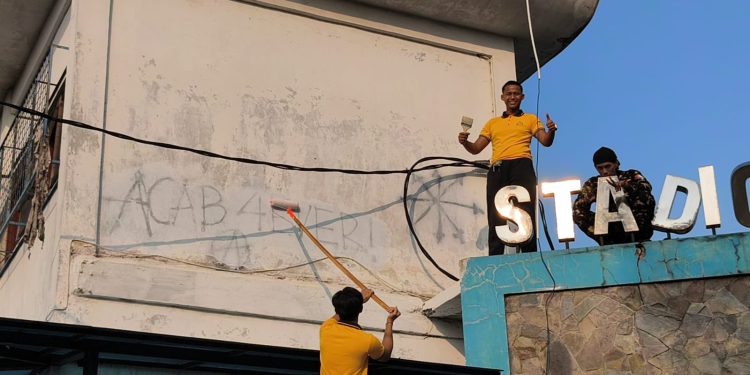 Anggota Polres Cianjur Bersihkan Tulisan “ACAB” di Belasan Ruang Publik