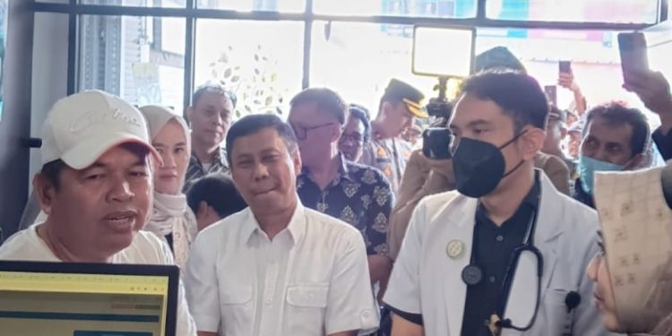 Gubernur Dedi Mulyadi Kagumi Klinik Harapan Sehat: Berobat Bisa Bayar Sayur, Doa, Hingga Lagu Indonesia Raya
