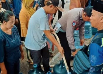 Dalam Rangka Hari Bhayangkara, Perumdam Cianjur Suplai Air Bersih ke Warga Sabandar