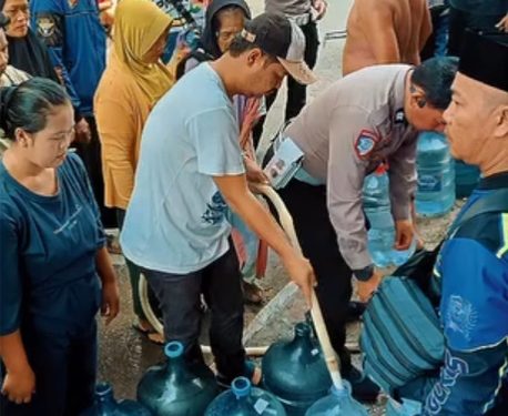 Dalam Rangka Hari Bhayangkara, Perumdam Cianjur Suplai Air Bersih ke Warga Sabandar