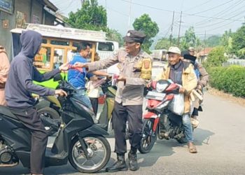 Peringati HUT Kemerdekaan, Polsek Cibeber Bagikan Ratusan Bendera Merah Putih