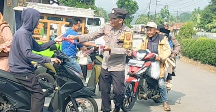 Peringati HUT Kemerdekaan, Polsek Cibeber Bagikan Ratusan Bendera Merah Putih