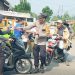 Peringati HUT Kemerdekaan, Polsek Cibeber Bagikan Ratusan Bendera Merah Putih
