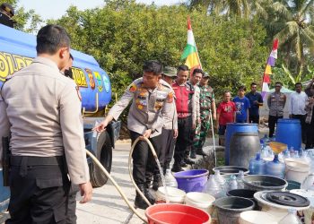 Bantu Warga Ciranjang Terdampak Kekeringan, Polres Cianjur Kirim 5.000 Liter Air