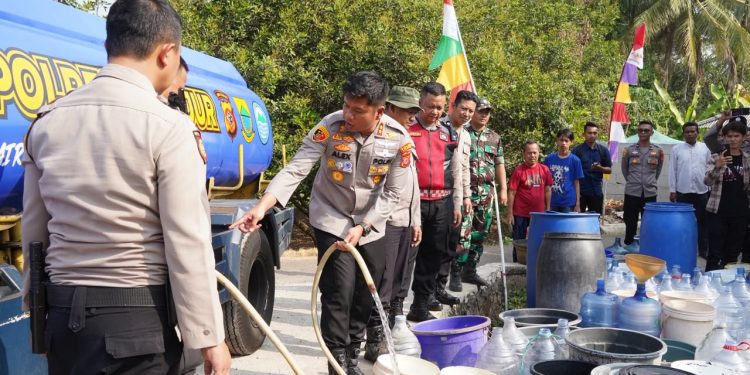 Bantu Warga Ciranjang Terdampak Kekeringan, Polres Cianjur Kirim 5.000 Liter Air