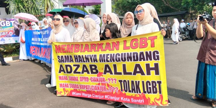 Massa Geruduk DPRD Cianjur, Minta LGBTQ Ditindaklanjuti