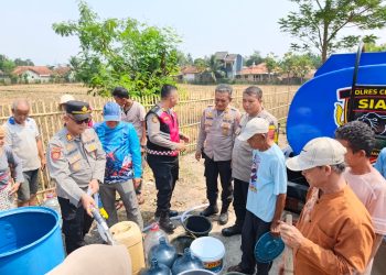 Polres Cianjur Salurkan Air Bersih ke Warga Terdampak Kekeringan di Karangtengah