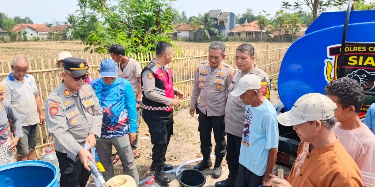 Polres Cianjur Salurkan Air Bersih ke Warga Terdampak Kekeringan di Karangtengah