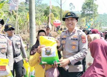 Sambut HUT Ke-81 RI, Polres Cianjur Bagikan Sembako dan Bingkisan ke Warga pelosok