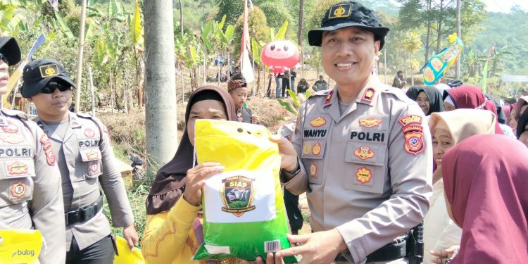 Sambut HUT Ke-81 RI, Polres Cianjur Bagikan Sembako dan Bingkisan ke Warga pelosok