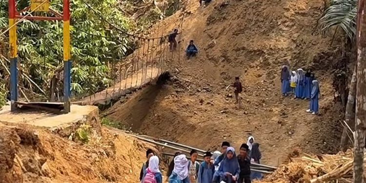 Jembatan Gantung Rp3,5 Miliar Mulai Dibangun, Hubungkan Dua Kampung yang Terputus