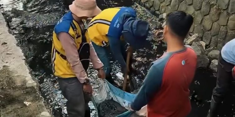 PUTR Cianjur Revitalisasi Saluran Air di Sungai Cikoak