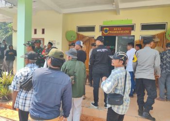 Ratusan Warga Geruduk Kantor Desa Muaracikadu Tolak Mediasi Kades dan Sekdes Diminta Mundur