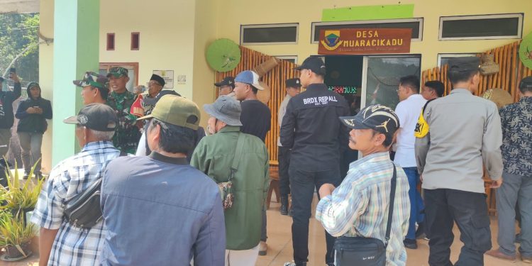 Ratusan Warga Geruduk Kantor Desa Muaracikadu Tolak Mediasi Kades dan Sekdes Diminta Mundur