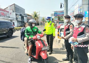 Polres Cianjur dan Jurnalis Bagi-bagi Masker ke Pengendara, Minimalisir Dampak Abu Vulkanik
