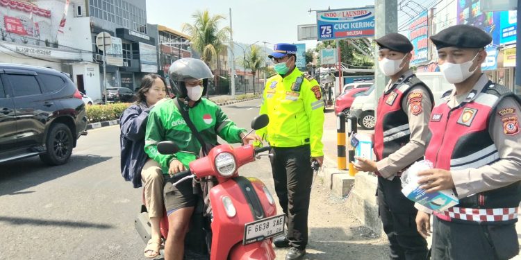 Polres Cianjur dan Jurnalis Bagi-bagi Masker ke Pengendara, Minimalisir Dampak Abu Vulkanik