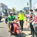 Polres Cianjur dan Jurnalis Bagi-bagi Masker ke Pengendara, Minimalisir Dampak Abu Vulkanik
