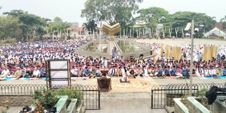 Ribuan Umat Muslim Salat Istisqa di Alun-alun Cianjur