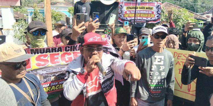 Ratusan Warga Desa Muaracikadu Gelar Unras, Tuntut Kades Sekdes Mundur