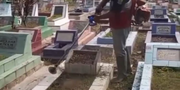 Dinas Perkim Cianjur Pastikan Jaga Kebersihan dan Keindahan Area TPU 