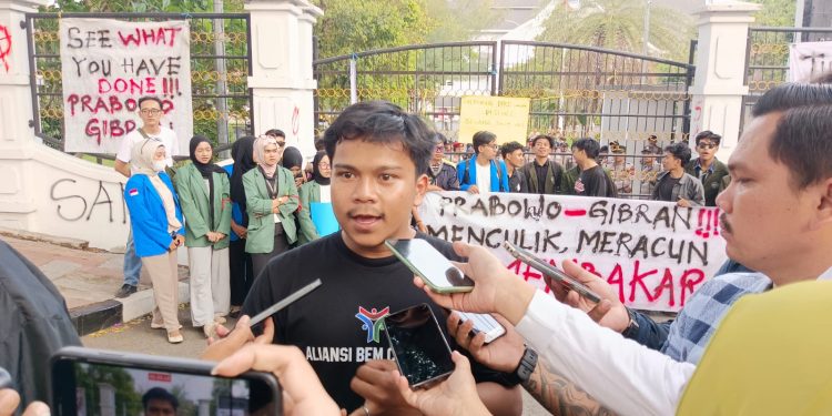 Mahasiswa Serahkan Enam Tuntutan, Pimpinan DPRD Cianjur Pilih Menutup Pintu