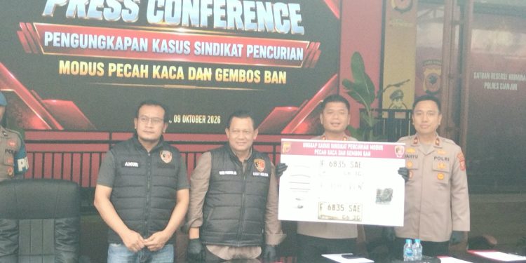 Dua Tersangka Pencuri Spesialis Pemecah Kaca Mobil Ditangkap Polres Cianjur