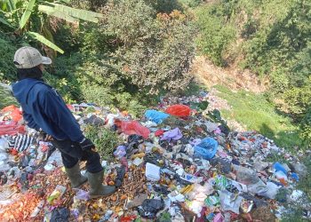 Sampah di Bantaran Sungai Cisarua menumpuk