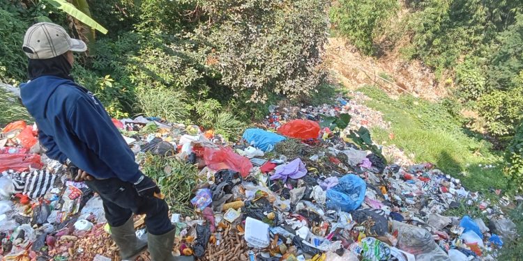 Sampah di Bantaran Sungai Cisarua menumpuk