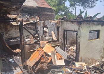 Api Hanguskan Rumah Kontrakan di Cipanas, Tujuh Orang Kehilangan Tempat Tinggal